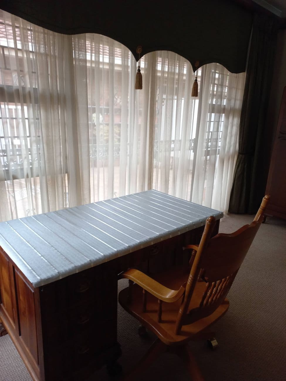 A room with its own working desk at Oase Guesthouse